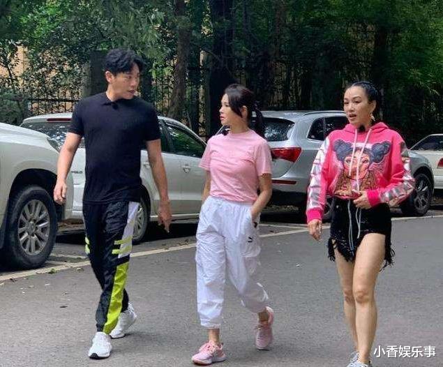 伊能静▲伊能静和钟丽缇爬山，52岁伊能静发福又显老，50岁钟丽缇似少女