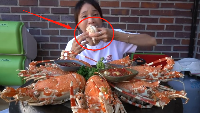 「柠檬」大胃王吃10只“龙虾”，掰开一看却穿帮了，网友：我能吃50只！