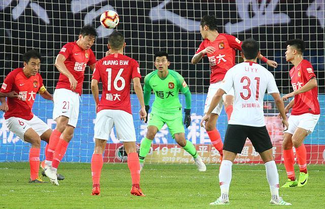 广州恒大的内乱开始了？功勋球员对媒体说的话到底有什么内幕？