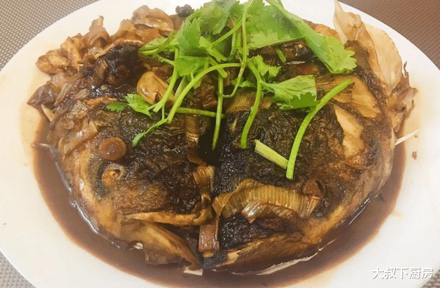 「鱼头」鱼头怎么做？大叔教你酱烧鱼头，酱香浓郁，鲜香味美，超好吃！