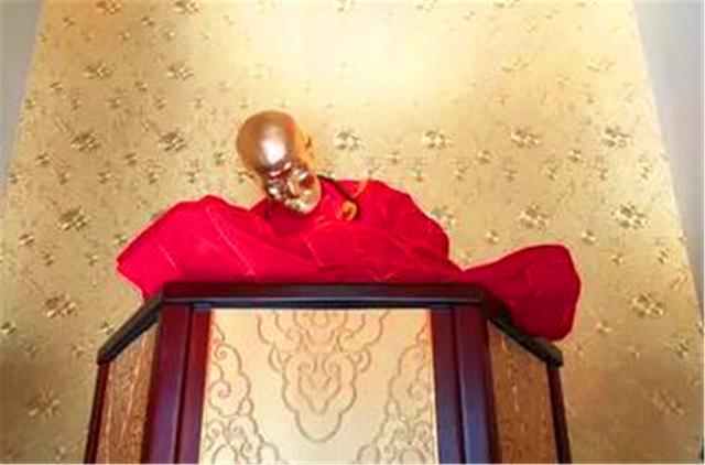 晓君侃史|父亲与世长辞，江西一孝子将其进行“缸葬”，千日过后肉身成佛