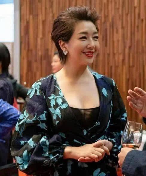 蔡卓宜|52岁江珊不服老，丸子头“鲶鱼刘海”好嫩，穿T恤配牛仔裤像00后