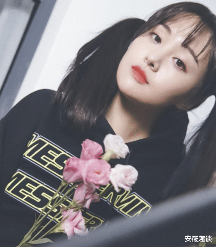 【卫衣】郑爽扎双马尾穿卫衣，抬胳膊时意外露出腰，女生都不好意思吃饭了