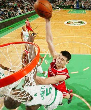 『姚明』爱得深沉!当初姚明若是答应她的追求,两人的孩子天赋无敌吧?