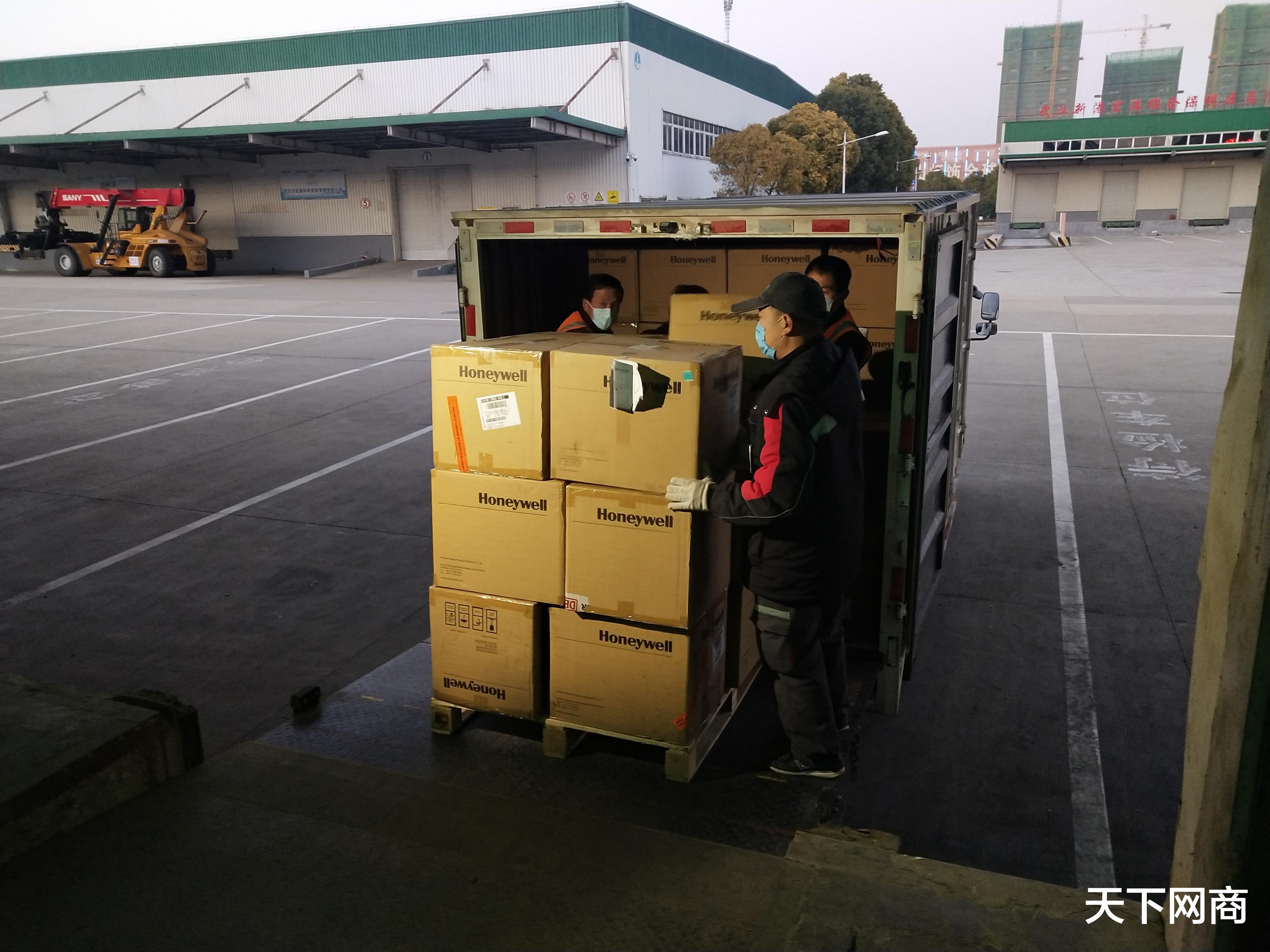 阿里巴巴境外采购口罩正陆续送入9家医院，连夜为武汉协和医院速递9省医疗物资