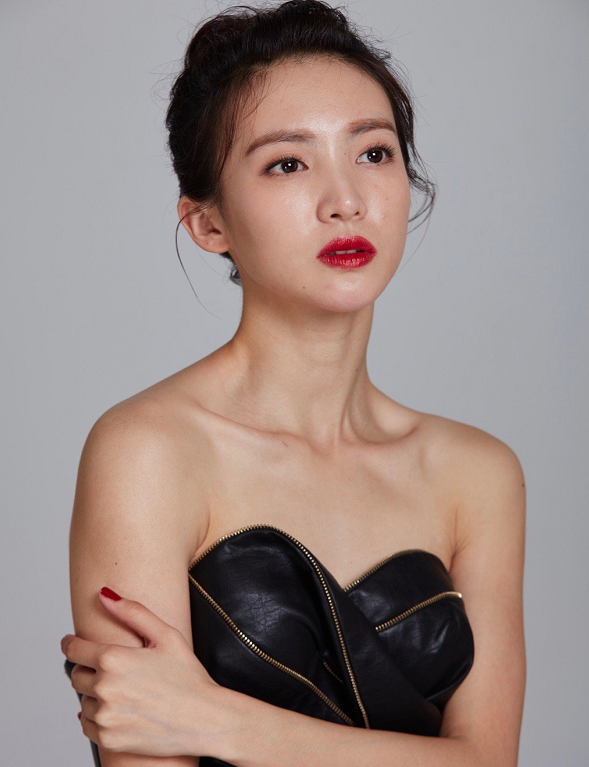 金晨|女明星杂志为啥直拍正面？金晨侧过身，后背贴的一物连摄像都没想到