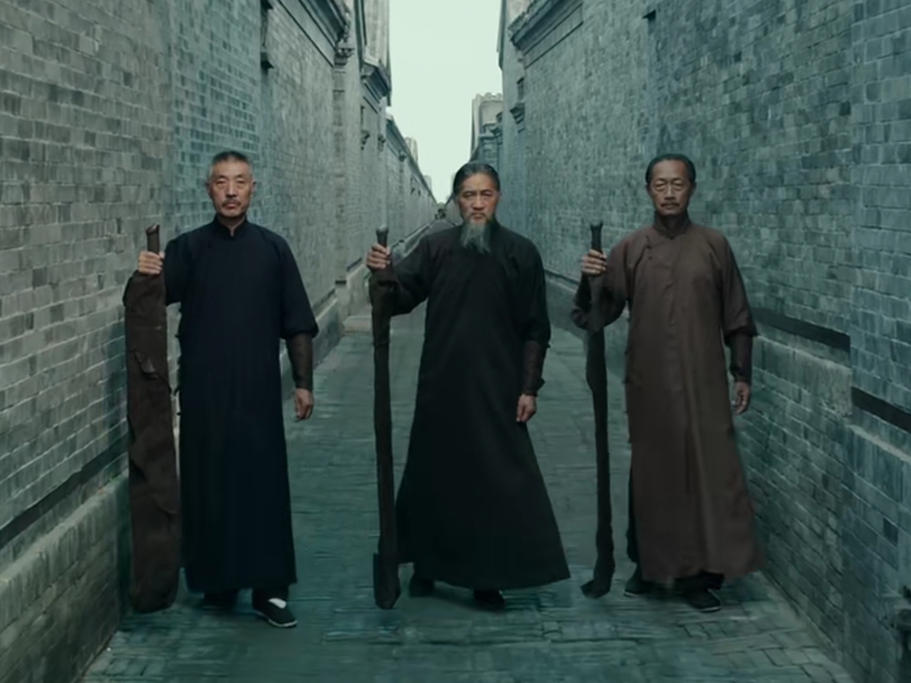 师父|二刷神剧《师父》才发现,这个坐自行车的瘸腿人竟然是幕后大佬!