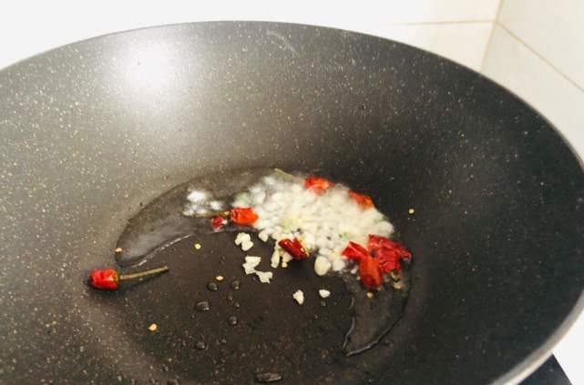 猪肉|秋天，少吃猪肉，就吃这菜，补血又补铁，脸色更红润，比吃阿胶强