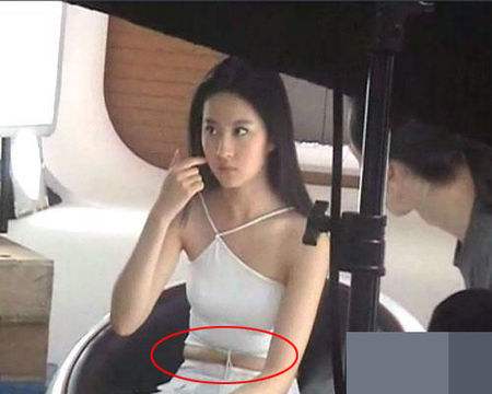 刘亦菲|刘亦菲发文庆祝《花木兰》获奖 晒出剪刀手自拍