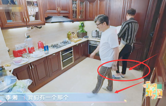 李湘|都说李湘奢侈，张亮到她家做客，谁注意张亮穿的拖鞋？够我笑一年！