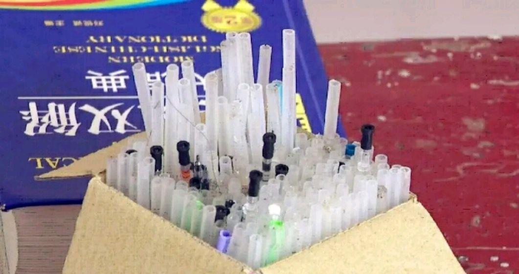 北京大学：她高考685分北大录取却哭了？看到她的书桌，大家沉默了