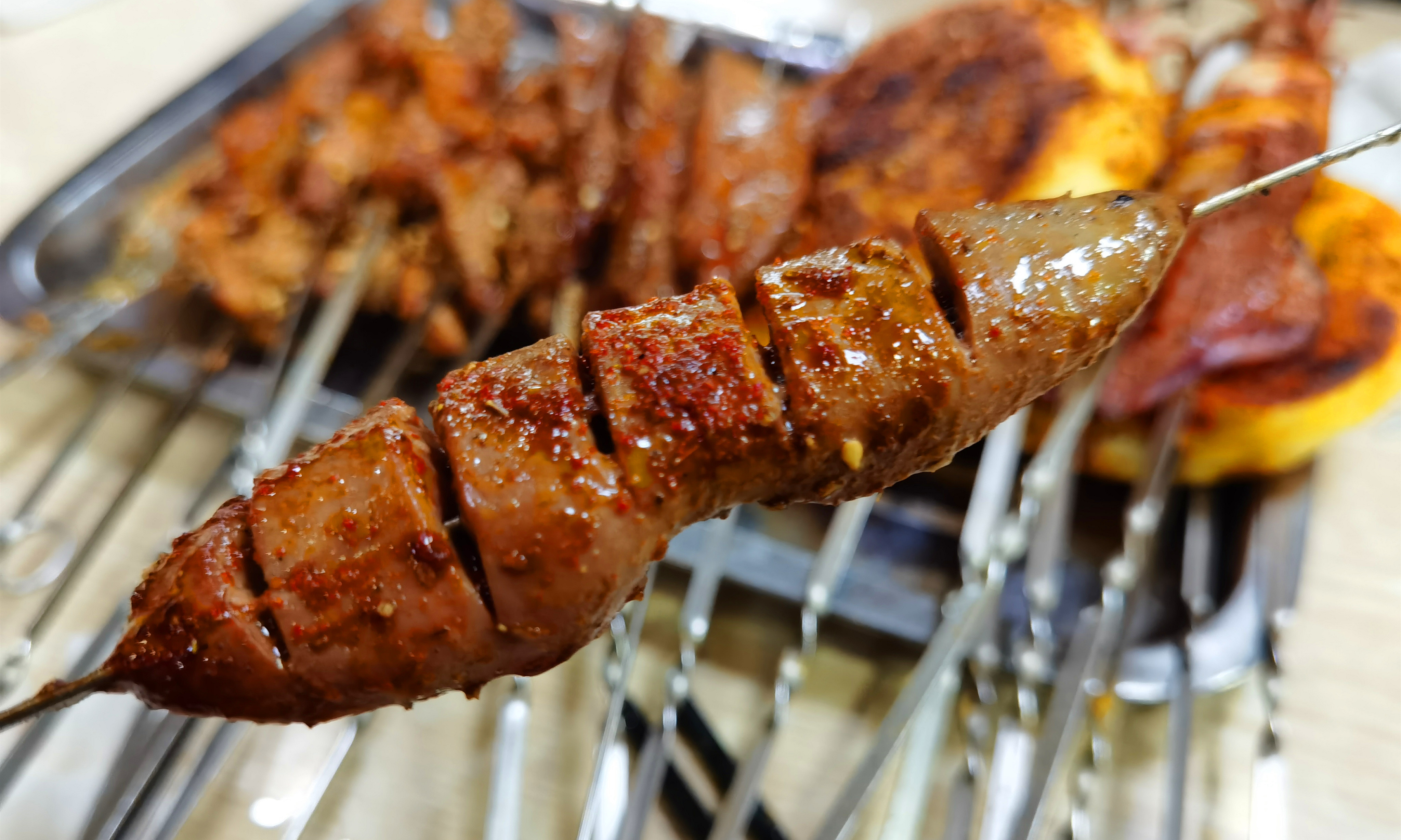 烧烤▲吃烧烤时,这4种肉放心大胆吃,烧烤师傅透露无法造假,懂行人必吃