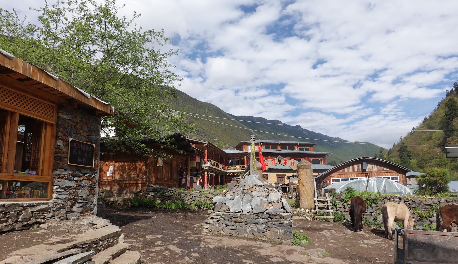 『雨崩村』高海拔徒步18公里累惨但值了，抵达人间仙境，雪山深处的雨崩村