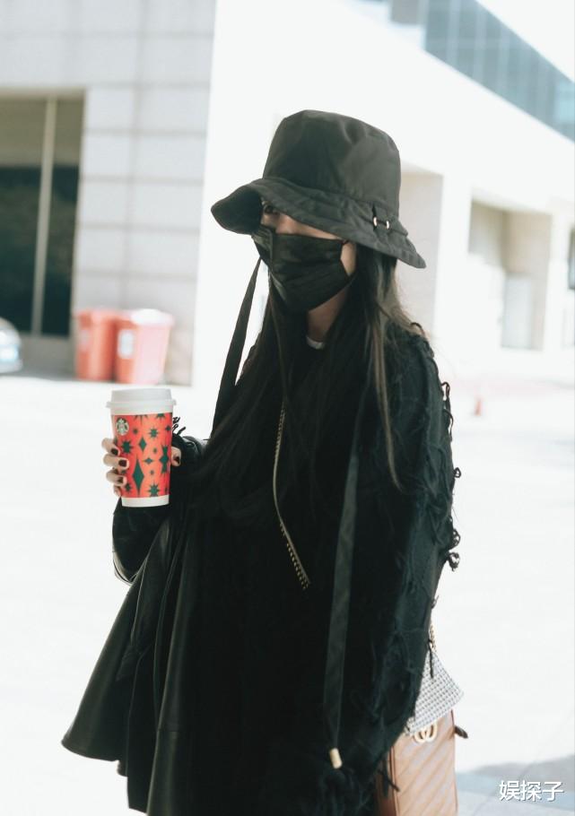 杨幂|杨幂一袭黑色毛衣上演“下衣失踪”，却被身上的包包抢了镜！