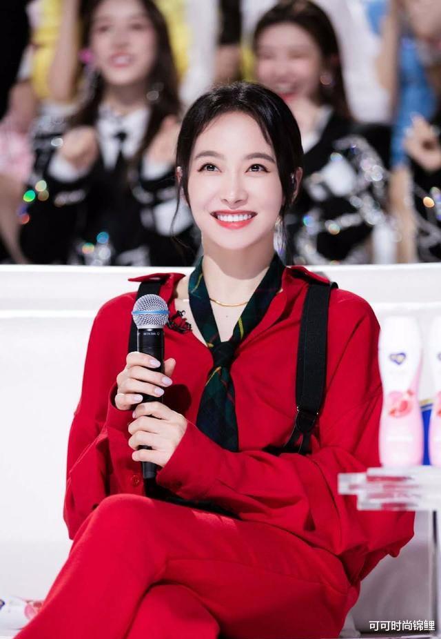 [宋茜]宋茜新造型，背带烟管裤配英伦领带尽显“雅痞范”，扎低马尾超美