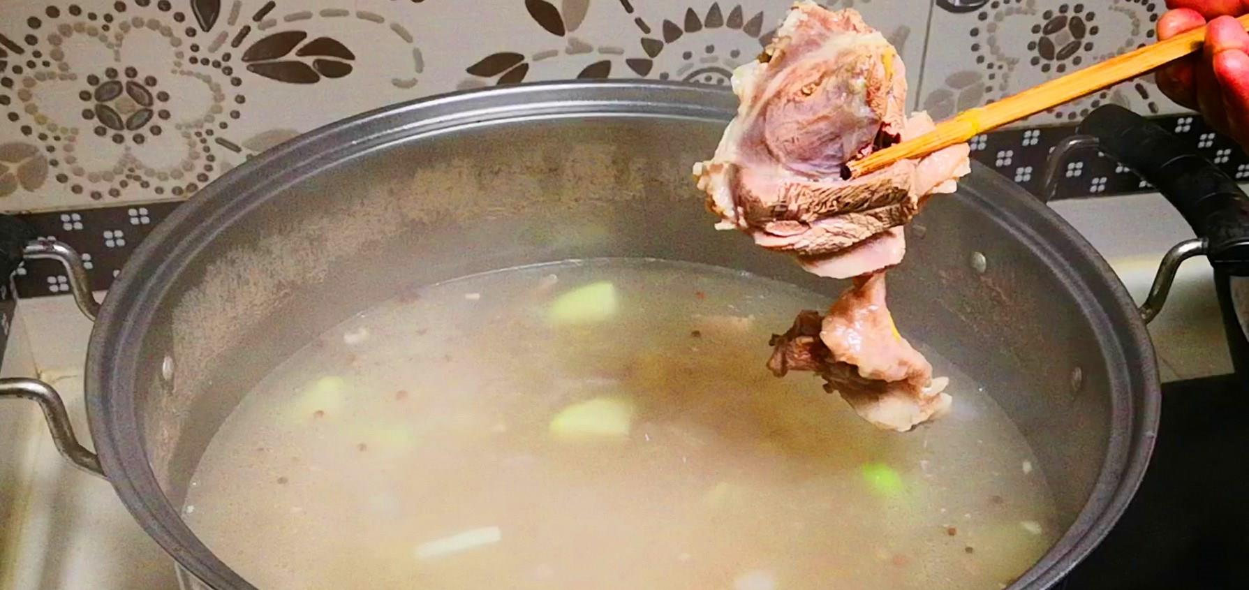 羊汤|剔得干干净净的“羊骨架”，商贩为何拿出来卖？吃货：你不会吃！