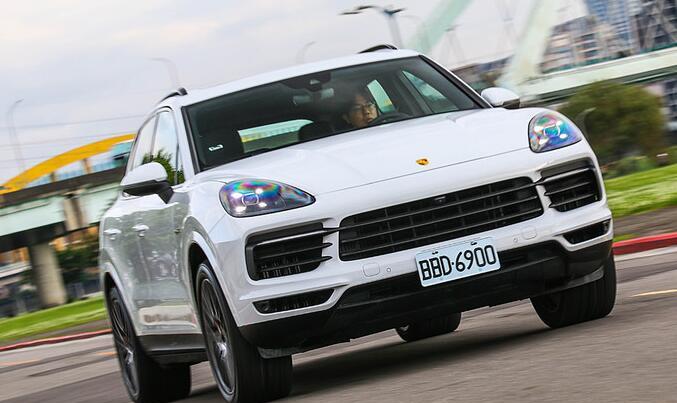 「保时捷卡宴」全新保时捷卡宴来了!矩阵大灯+科幻内饰,加速比宝马X6还凌厉!