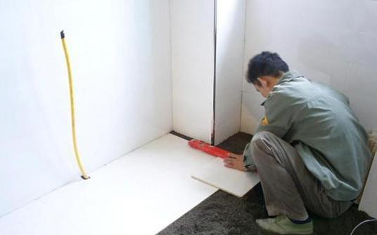 []新房地暖该铺铺瓷砖还是地板，多年装修经验师傅良心答案！