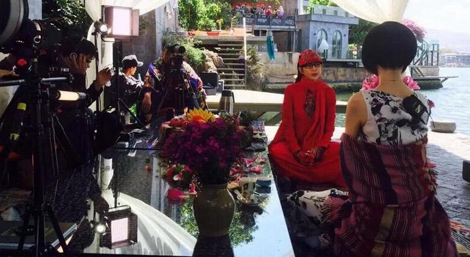 「杨丽萍」杨丽萍回家看80岁母亲，母亲直接打她一巴掌，鲁豫吓到不敢说话