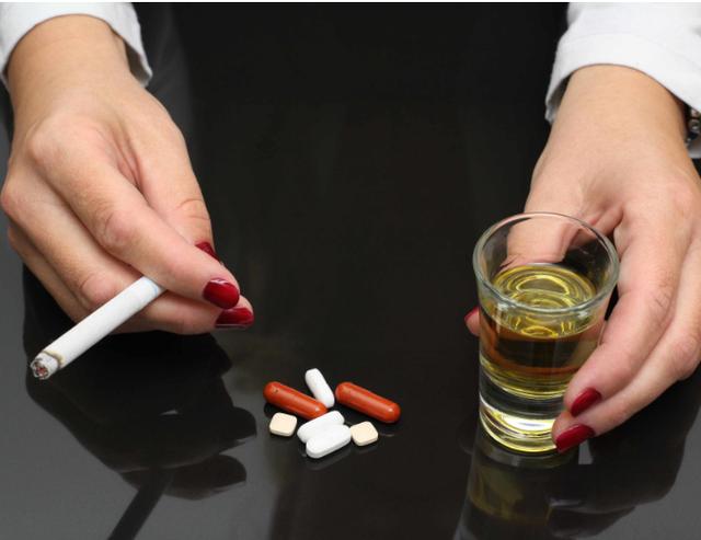 【胃溃疡】伤胃的行为有哪些?常见的6种行为习惯,在黑名单上,你有几种?