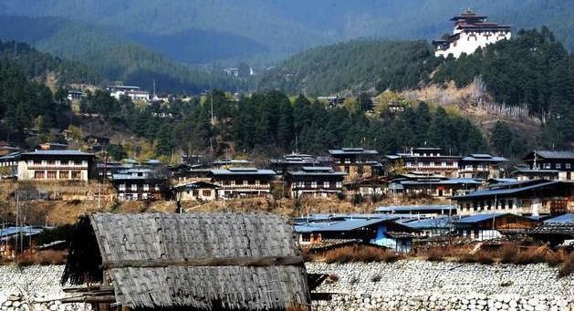 「不丹」唯一不与中国建交的邻国，首都离中国只有45公里，曾是中国领土