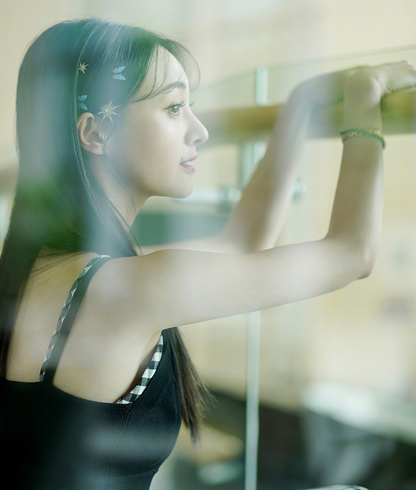 [郑爽]郑爽梳起刘海变中分，穿格子裙行走中抓拍，粉丝夸赞：仙女下凡了