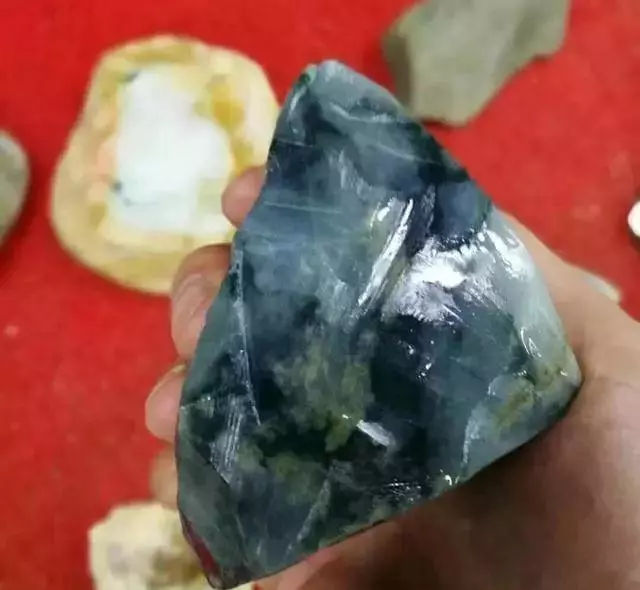 翡翠|一块废弃的石料，经雕琢却孵化出一头麒麟！