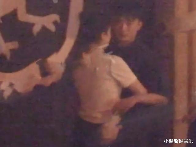 董璇|董璇和90后小鲜肉“亲吻、搂腰”被拍，手牵手回酒店，躲在角落里亲吻