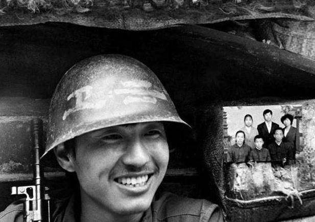 |他因长得太帅,遭2名越南女兵绑进深山,10多年后终于逃回国内