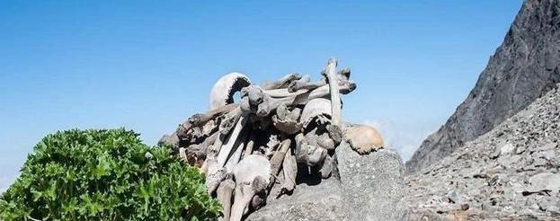 喜马拉雅山|喜马拉雅山“出大事”了?冰雪融化后,湖内发现的东西让人害怕