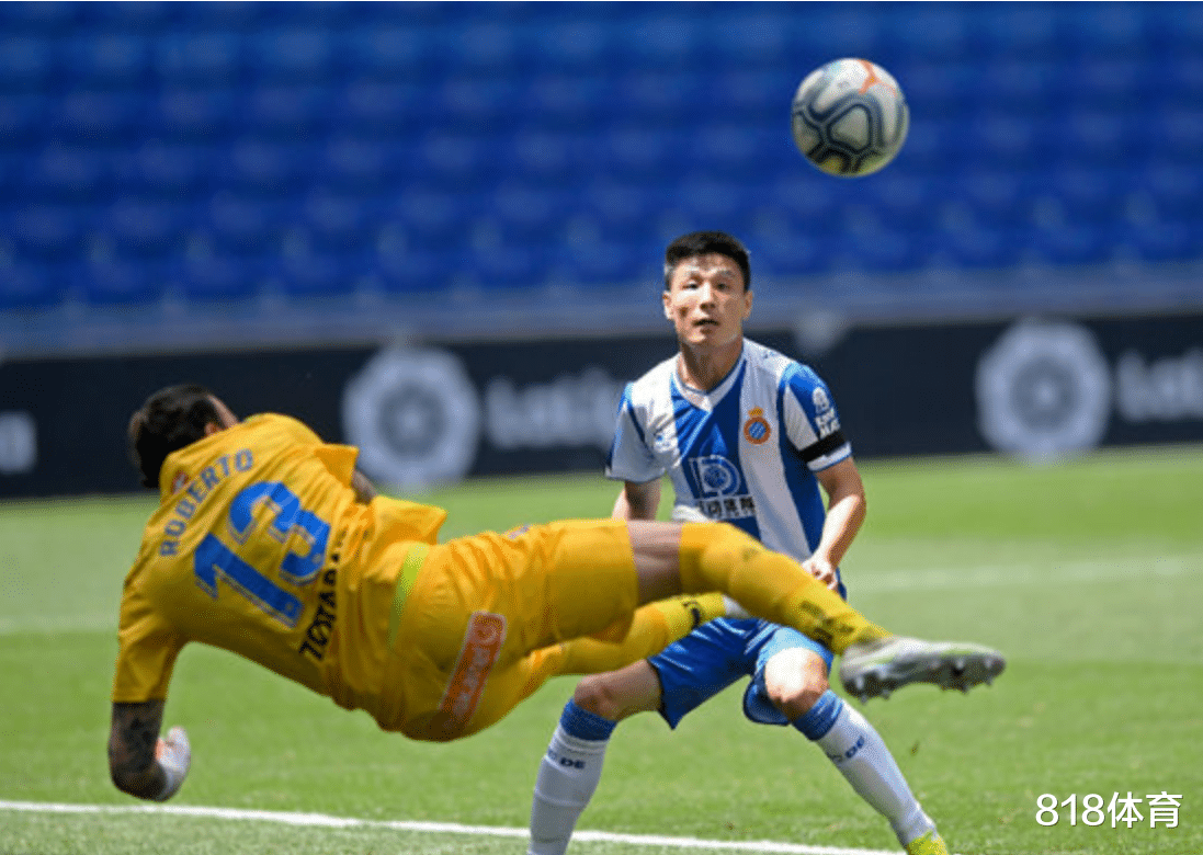 『南京』可可爱爱! 武磊儿女在家看球, 儿子看到爸爸首发欢呼, 进球欢呼雀跃