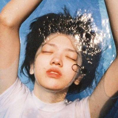 「明星素颜」皮肤“差到爆”的女孩子，晨起坚持“3件事”，不化妆素颜也很美