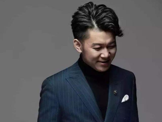 #高进#成名之路异常艰辛。歌红人不红，如今问鼎华语乐坛