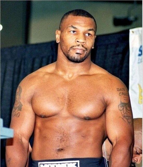 菲尔普斯■体坛3大有违正常生理结构的巨星，一人手长27cm，他的脖子比头粗