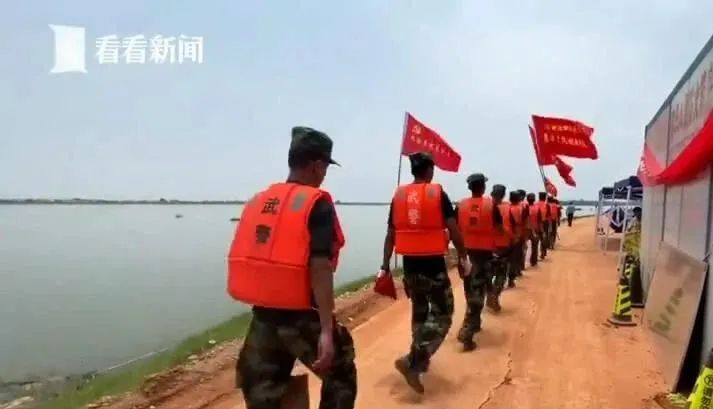 特斯拉|98年洪水中抱树9小时被救的小女孩，如今去抗洪了