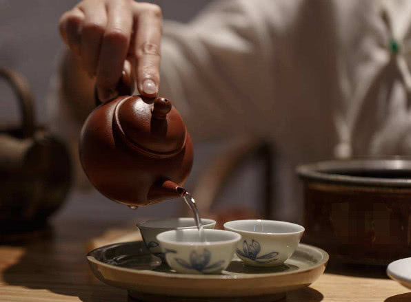 @泡茶时,“先倒水”和“先放茶叶”有什么区别?不知道茶算白喝了