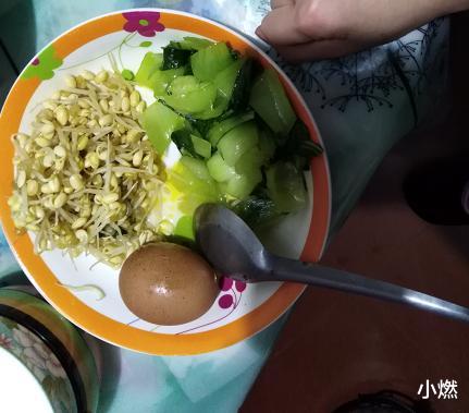 「菜谱」6个月减重46斤,从“水桶腰”到“筷子腿”,直言:挨饿只会变胖