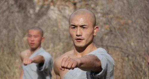 『武僧一龙』32岁武僧一龙，身价过亿买千万游艇，生活奢侈程度堪比拳王梅威瑟