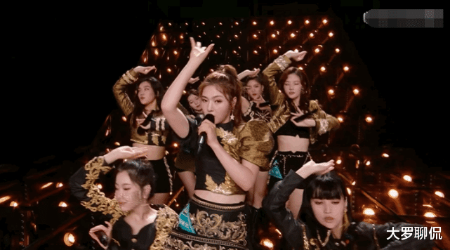 张艺凡■《创造营》公演来袭，林君怡姜贞羽朋克装帅气，而张艺凡太亮眼