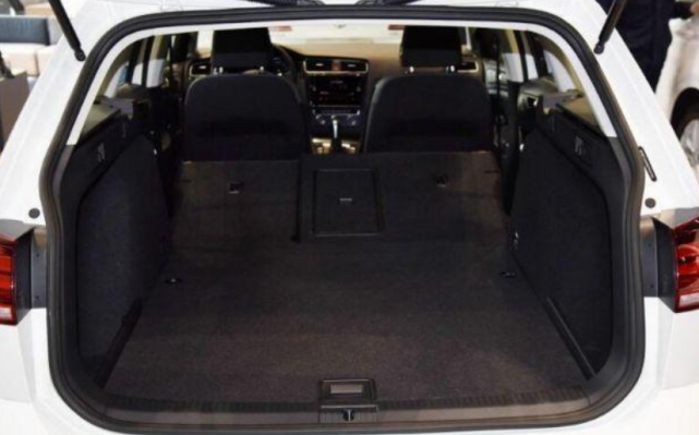 『大众汽车』纯进口跌至20万，不香？入华近20年基本没差评，曾高卖到41.3万