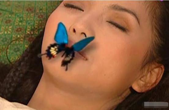 香妃|还珠格格：香妃死时引来蝴蝶，老版美成经典，你看新版飞来的是啥？