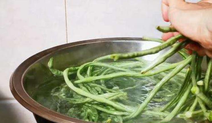 豆角|做干豆角时，为啥要用盐水煮一下？内行人说出实情