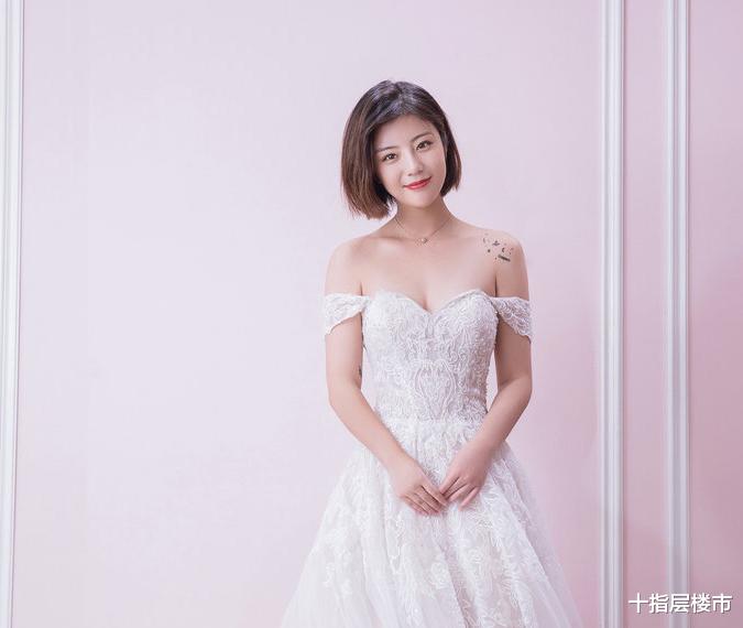 “婚纱美女”穿上婚纱走红，这气质不输女明星！宛若一位新娘子！