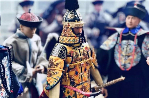 【和珅】清朝“八旗旗主”是什么来头?为何文武百官,甚至是和珅都要跪迎