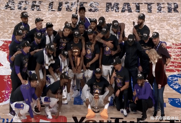 勒布朗·詹姆斯|夺冠大合影 詹姆斯捧FMVP奖杯 他牢牢抱住总冠军奖杯 浓眉沃格尔都靠边