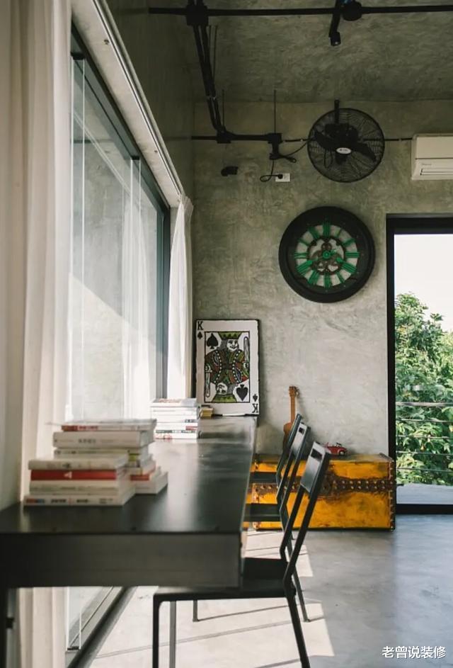 :她家不铺地,不做吊顶,全屋钢管水泥风,看到阳台我懵了!