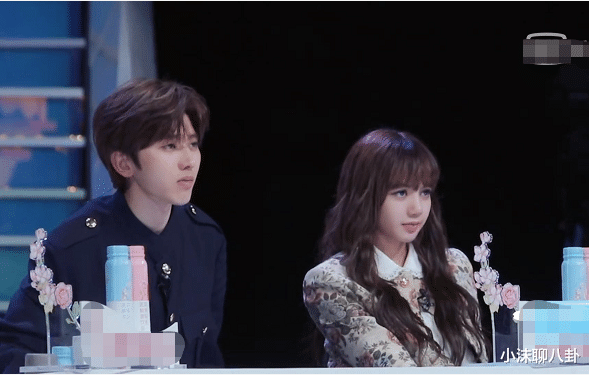 #lisa#《青春有你2》学员在舞台上“扔话筒”，谁注意到蔡徐坤跟Lisa的表情？