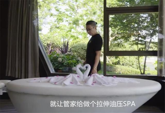|在成都花1.5亿买豪宅啥感受？一小张地毯就要10w！网友：看看得了