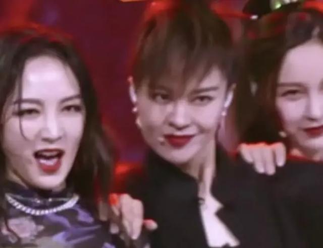 「丁当」《乘风破浪》公演造型曝光,丁当、许飞格格不入,一组或淘汰两个