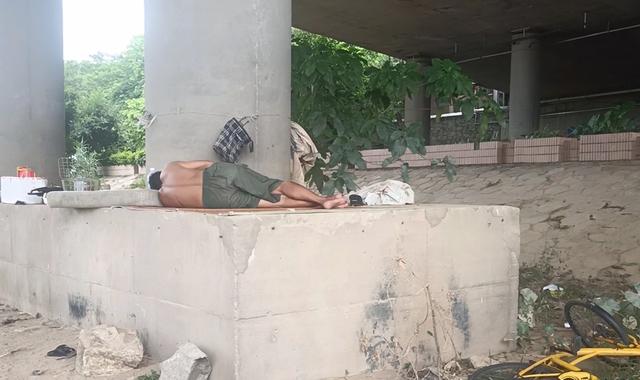 地下城与勇士|东莞30岁小伙失业，为何宁愿露宿桥底，也不愿去找工作呢？